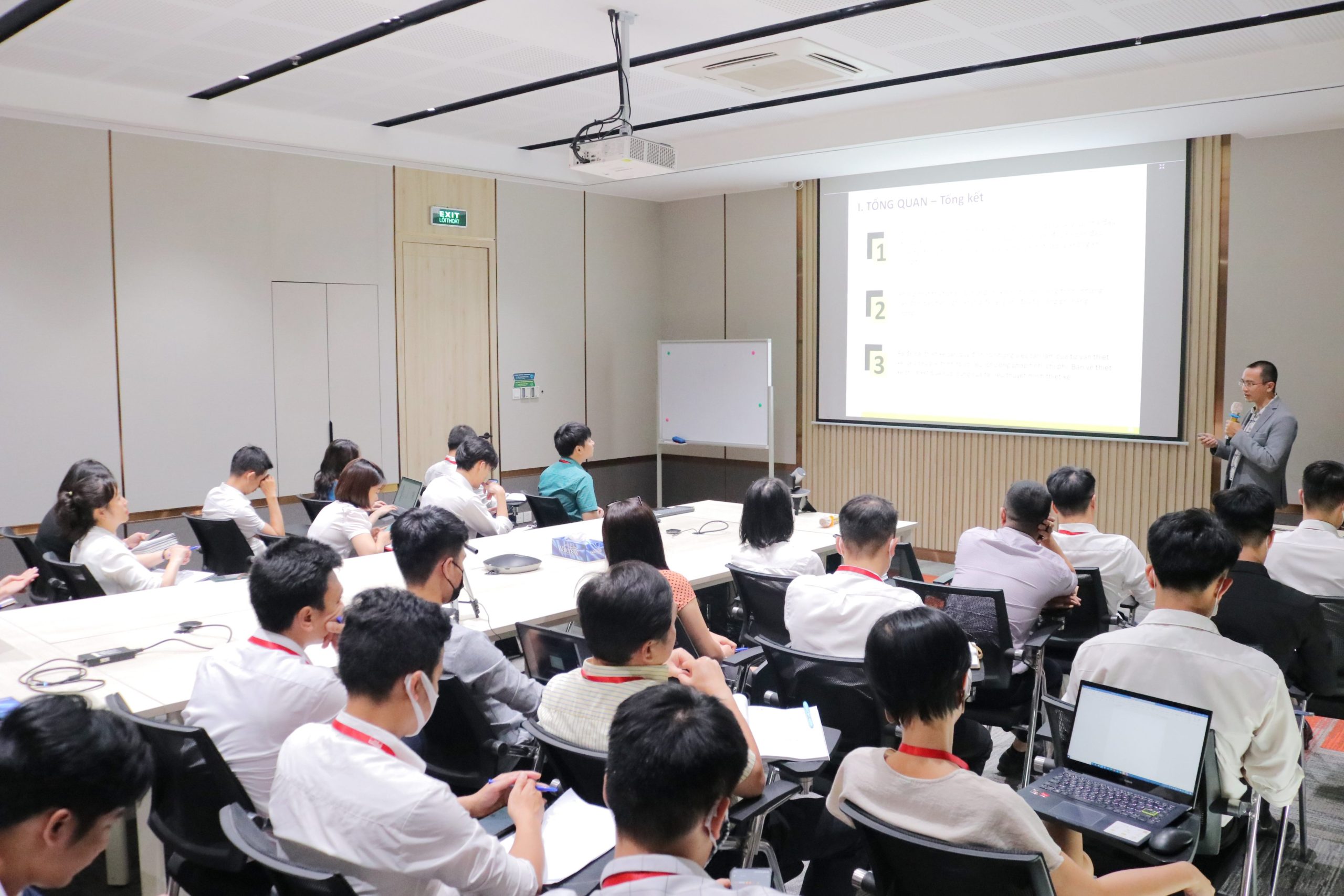 Chuyên gia Trần Thành Vũ thực hiện đào tạo cho hàng ngàn lượt kỹ sư, kiến trúc sư và sinh viên trong ngành về chủ đề công trình hiệu quả năng lượng và mô phỏng năng lượng công trình trong khuôn khổ các dự án quốc tế tại Việt Nam